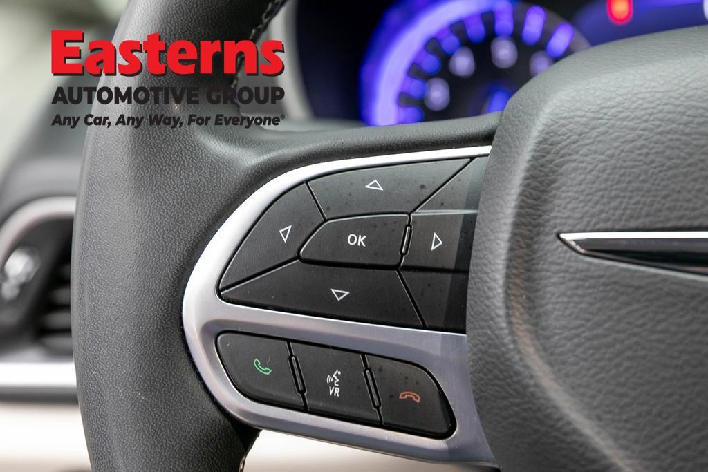 Used 2023 Chrysler Pacifica Touring-L FWD image 15