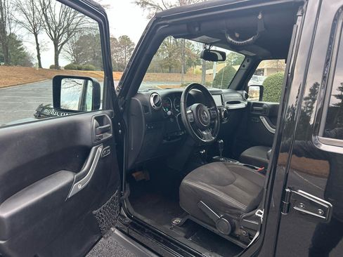 Used 2015 Jeep Wrangler Unlimited Rubicon w/ Connectivity Group AWD/4WD image 11