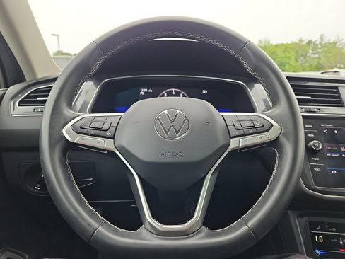 Used 2022 Volkswagen Tiguan SE w/ Panoramic Sunroof Package AWD/4WD image 29
