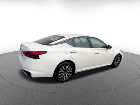 Used 2025 Nissan Altima 2.5 SV FWD image 11