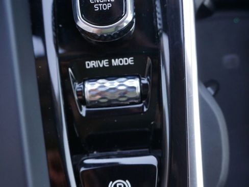 Used 2019 Volvo XC60 T5 Momentum w/ Multimedia Package image 28