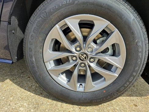 New 2026 Toyota Sienna LE FWD image 27