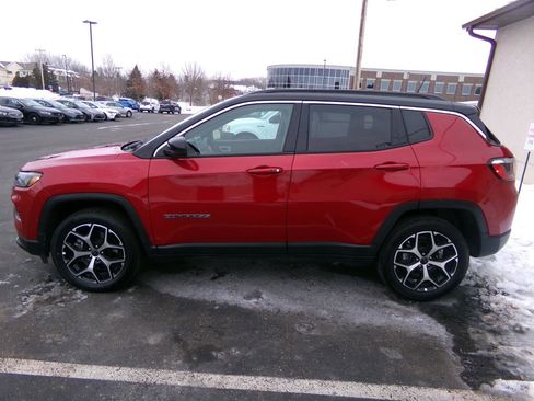 Used 2025 Jeep Compass Limited image 5