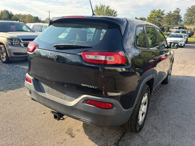 Used 2016 Jeep Cherokee Sport FWD image 5