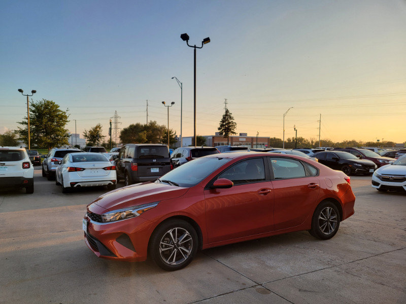 Used 2022 Kia Forte LXS FWD image 3