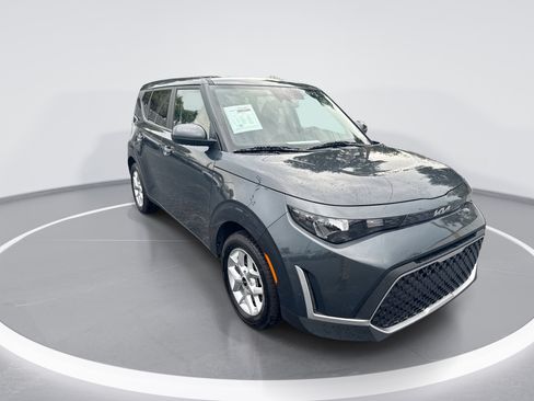 Used 2025 Kia Soul LX w/ LX Technology Package FWD image 2
