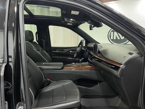 Used 2021 Cadillac Escalade Premium Luxury AWD/4WD image 33