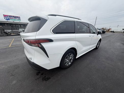 Used 2021 Toyota Sienna LE image 3