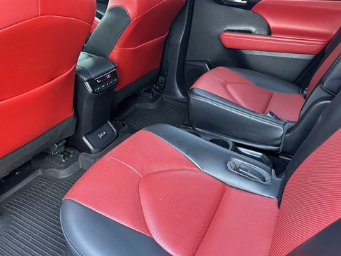Used 2022 Toyota Highlander XSE FWD image 13