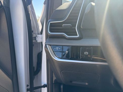 Used 2025 Kia Sportage LX image 32