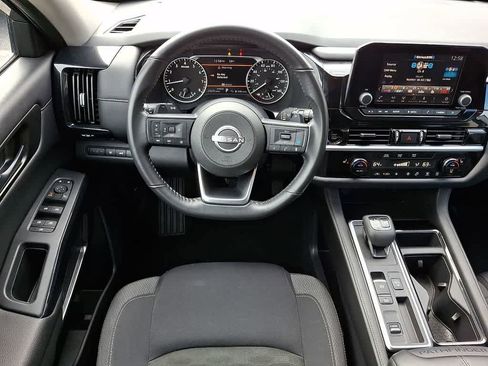 Used 2025 Nissan Pathfinder SV image 11