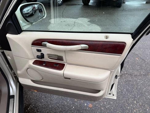 Used 2003 Lincoln Town Car Cartier image 20