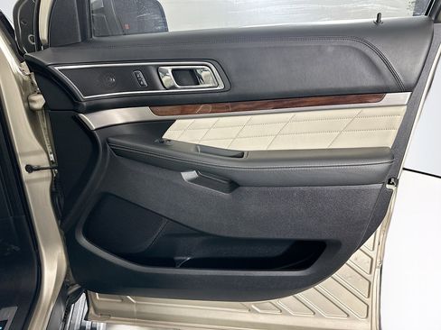Used 2017 Ford Explorer Platinum image 35
