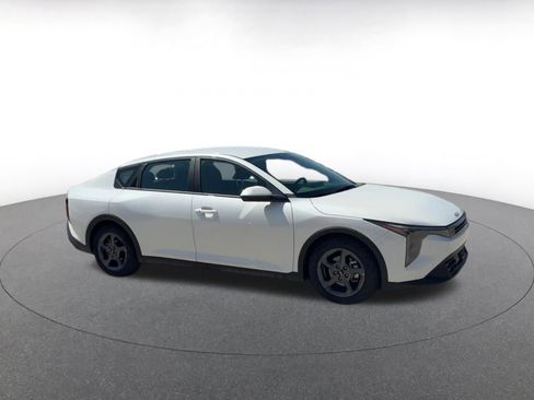 Used 2025 Kia K4 LXS image 2