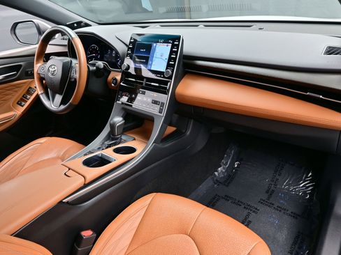 Used 2019 Toyota Avalon Limited image 16
