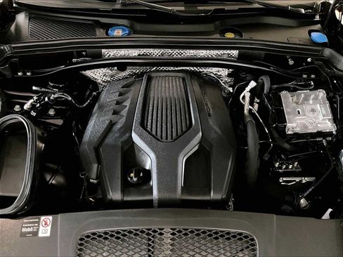 Used 2025 Porsche Macan image 24