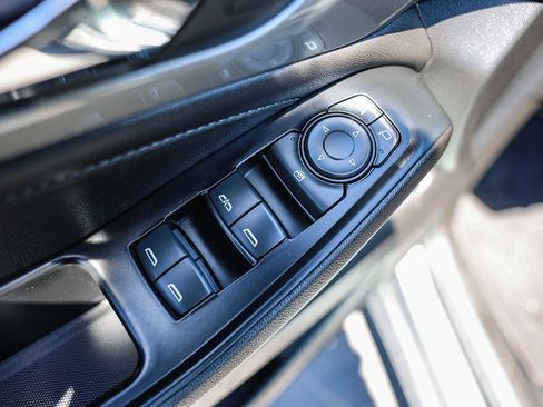 Used 2023 Chevrolet Traverse LT FWD image 11