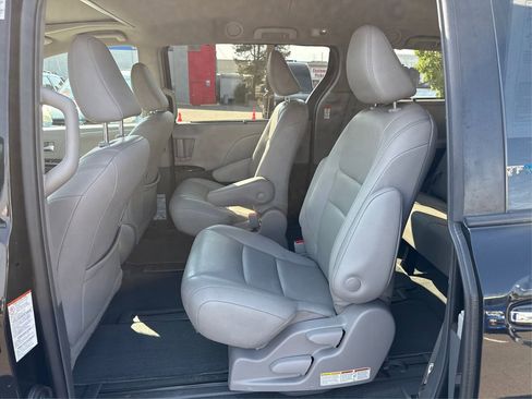 Used 2019 Toyota Sienna XLE image 11