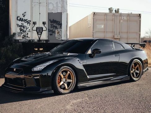 Used 2019 Nissan GT-R Premium w/ Premium Interior Package image 3