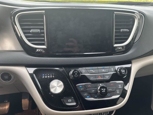 Used 2023 Chrysler Pacifica Touring-L FWD image 13