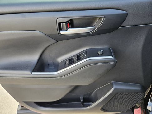 Used 2023 Toyota Highlander XSE FWD image 15