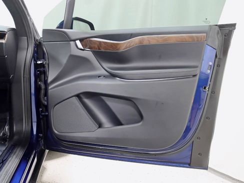 Used 2018 Tesla Model X 75D image 31