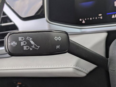 Used 2025 Volkswagen Taos SE w/ Panoramic Sunroof Package image 34