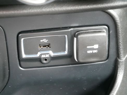 Used 2016 Jeep Renegade Limited image 32