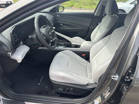 New 2025 Hyundai Elantra Limited image 9