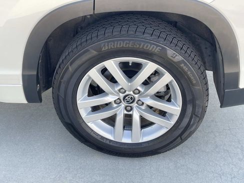 Used 2016 Toyota Highlander LE image 30