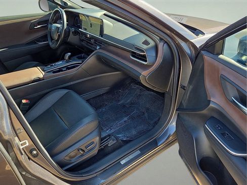 Used 2023 Toyota Crown Limited image 12