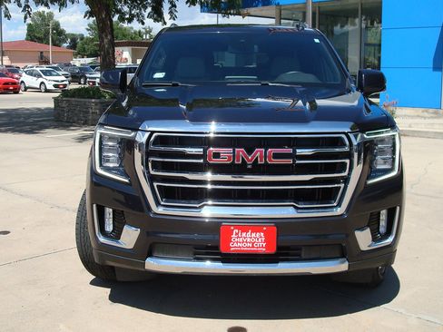 Used 2023 GMC Yukon XL SLT w/ SLT Luxury Package image 2