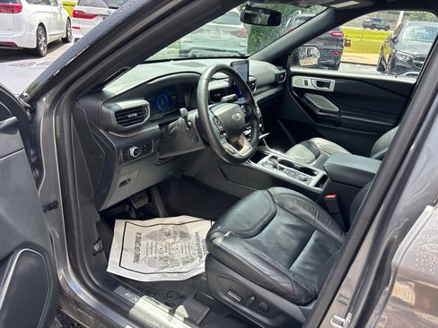 Used 2022 Ford Explorer Platinum w/ Equipment Group 601A AWD/4WD image 24