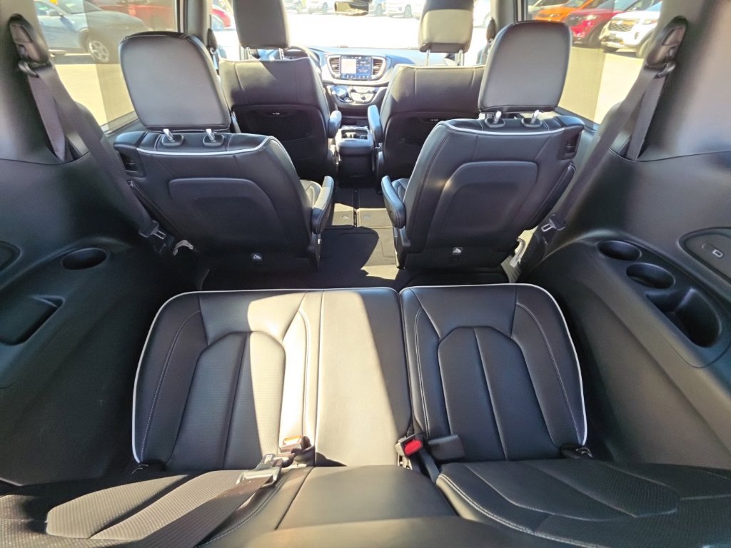 Certified 2026 Chrysler Pacifica Limited w/ S Appearance Package FWD image 40