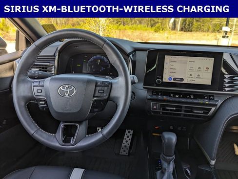 Used 2025 Toyota Camry SE image 11