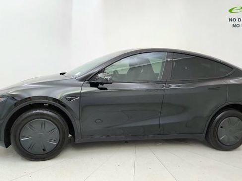 Used 2026 Tesla Model Y 2WD image 3