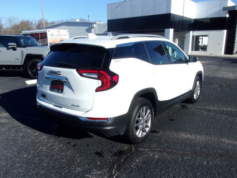 Used 2023 GMC Terrain SLT image 3