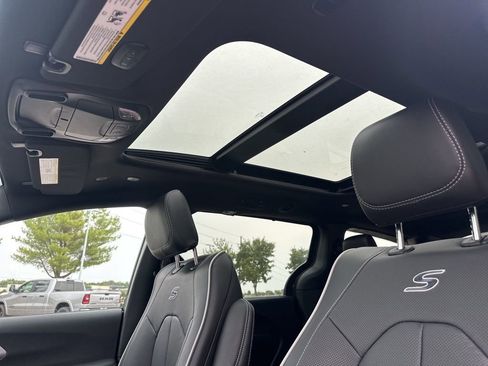 New 2026 Chrysler Pacifica Limited w/ S Appearance Package image 2