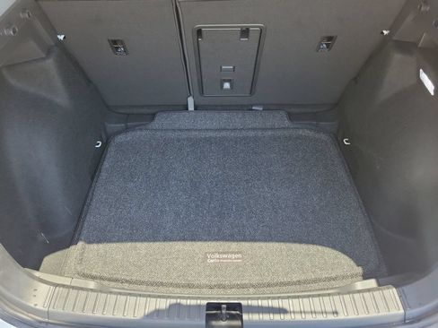Used 2024 Volkswagen Taos SE w/ Panoramic Sunroof Package FWD image 8