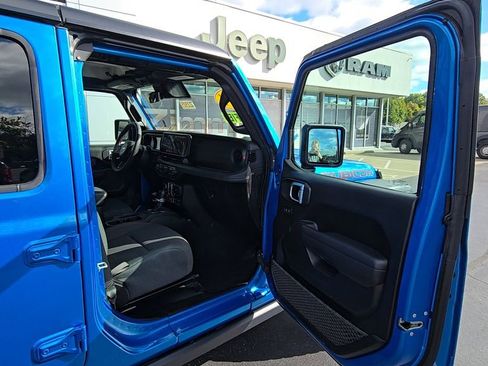 Certified 2024 Jeep Wrangler Unlimited Rubicon w/ Technology Group image 17