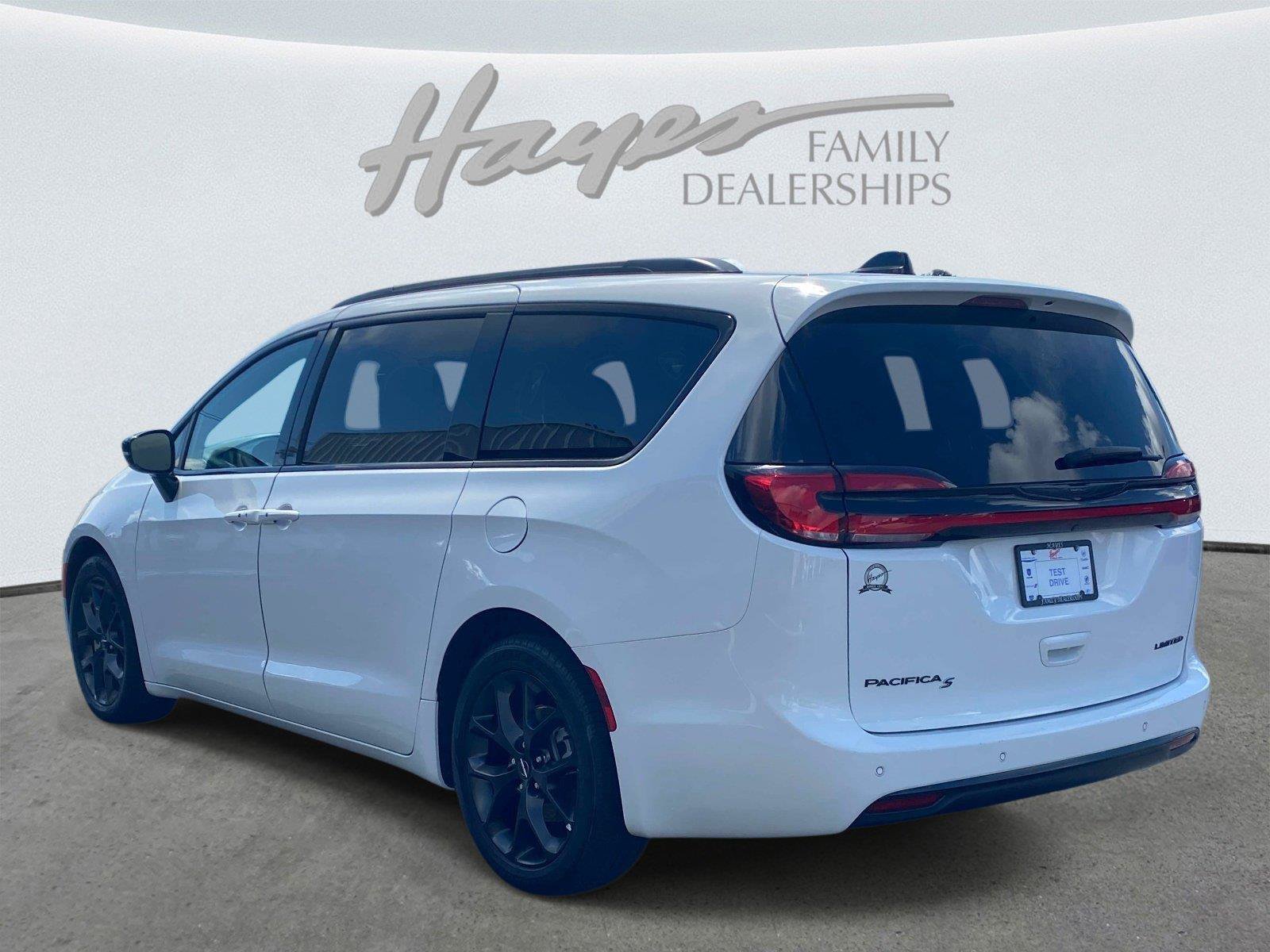 Used 2025 Chrysler Pacifica Limited FWD image 9