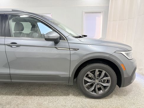 Used 2022 Volkswagen Tiguan SE w/ Panoramic Sunroof Package image 8