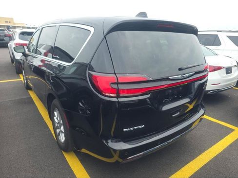 Used 2024 Chrysler Pacifica Touring-L FWD image 11