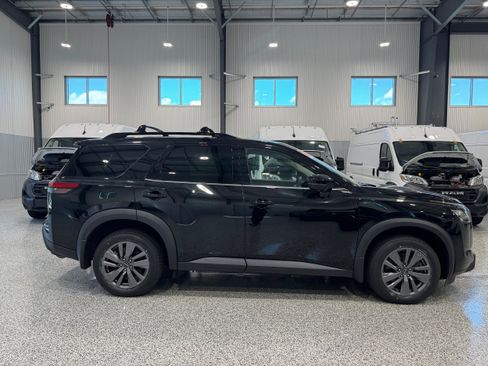 Used 2024 Nissan Pathfinder SV w/ SV Premium Package AWD/4WD image 5