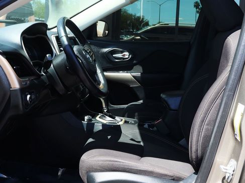 Used 2017 Jeep Cherokee Latitude w/ Comfort/Convenience Group image 38