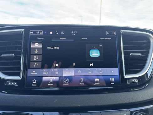 Used 2024 Chrysler Pacifica Touring-L image 16