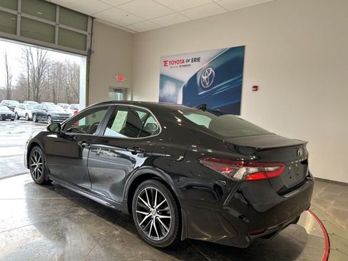 Used 2023 Toyota Camry SE image 4