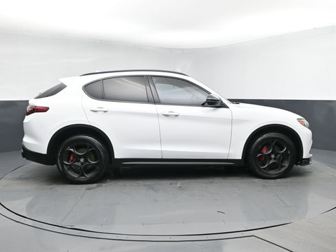 Used 2018 Alfa Romeo Stelvio Sport w/ Quick Order Package 22J Sport AWD/4WD image 3