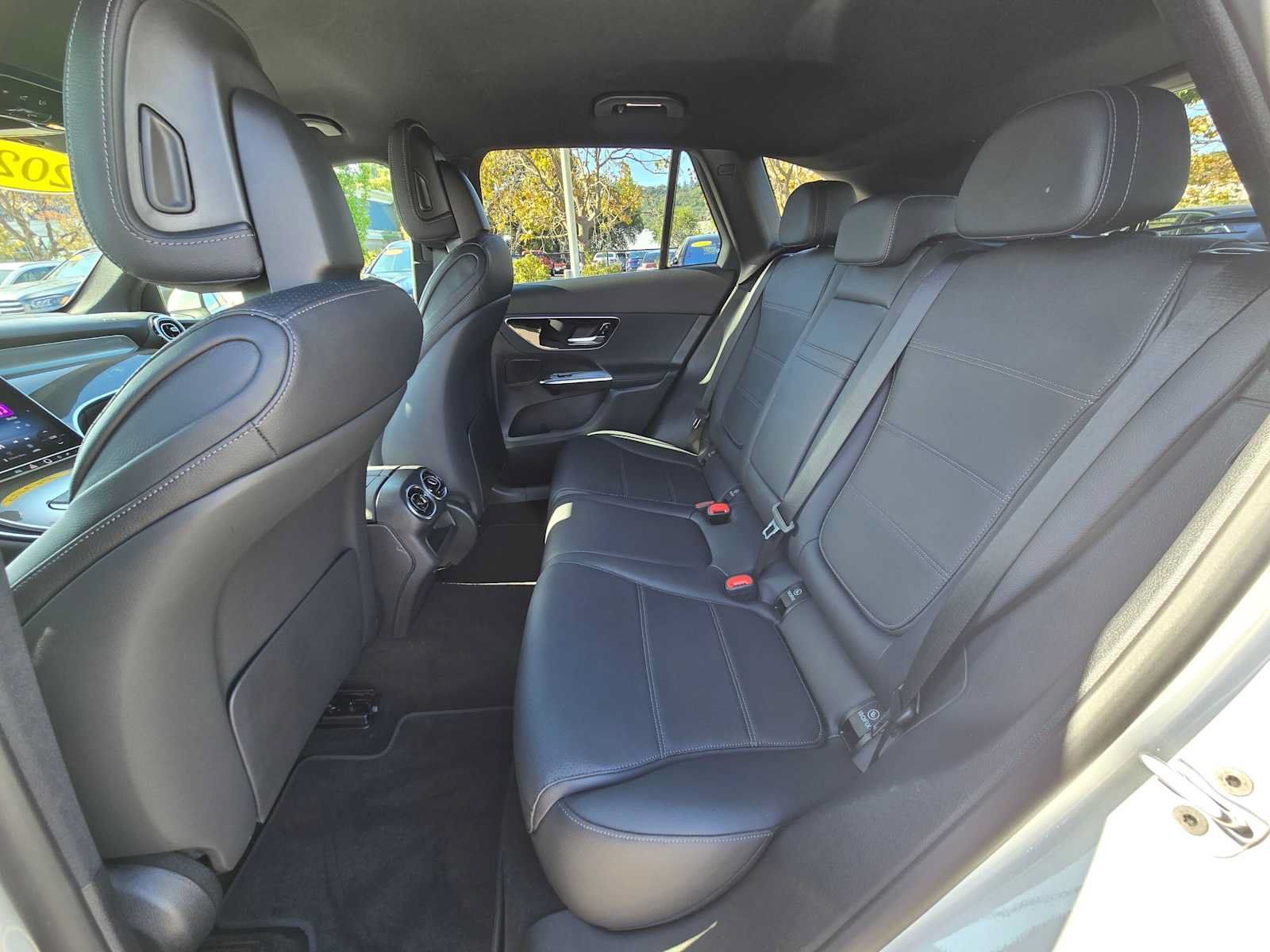 Used 2025 Mercedes-Benz GLC 300 4MATIC image 16
