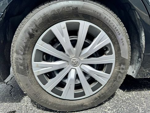 Used 2019 Toyota Camry LE Hybrid w/ Audio Package FWD image 40